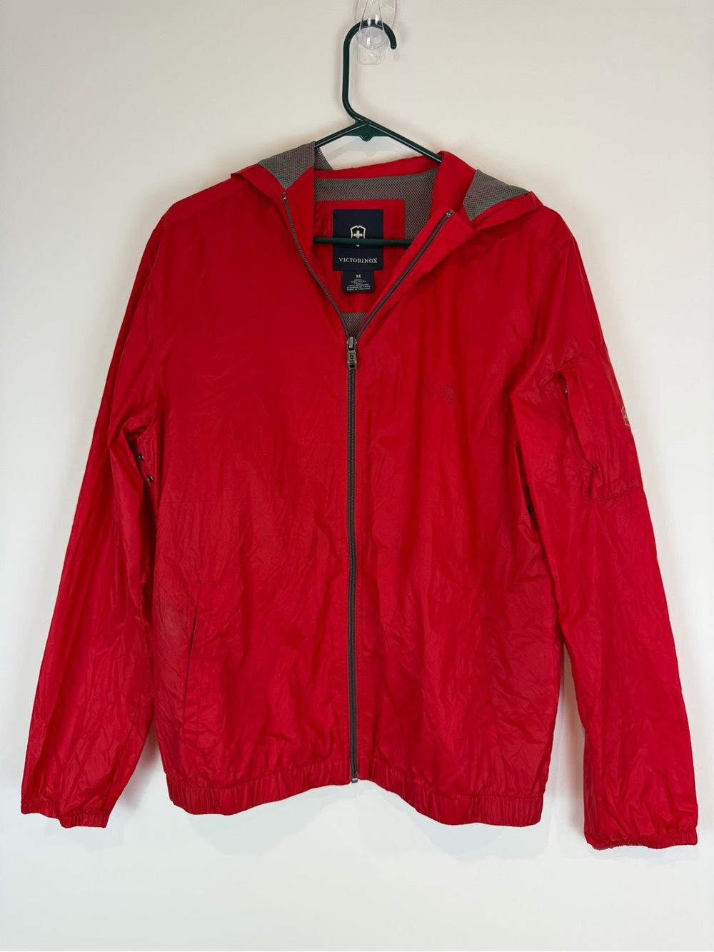 Victorinox Red Hooded Nylon Windbreaker Jacket Swiss Army-Size M